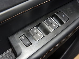2022款1.5T 手动舒享活力型 主驾车窗控制区	