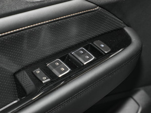 2023款2.0L DHT旗舰型 主驾车窗控制区	