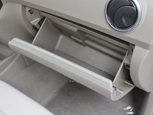 2010款1.2L 舒适版 手套箱