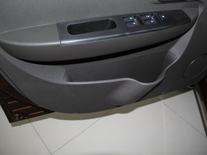 2014款S 1.5L 手动标准型 前门储物空间