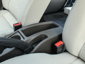 2014款1.2L 手动基本型 中央扶手箱