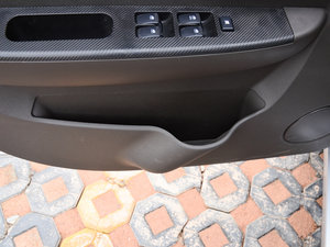 2014款1.5L 手动标准型 前门储物空间