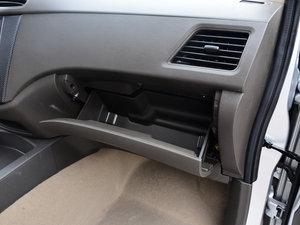 2014款1.5L 手动标准型 手套箱