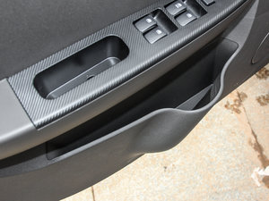 2014款S 1.2L 手动标准型 前门储物空间