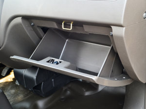 2015款S 1.2L 手动五座基本型CNG 手套箱