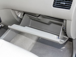 2016款1.5L 手动实用型  手套箱