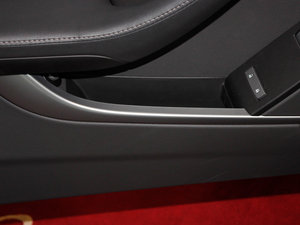 2012款3.6L  前门储物空间