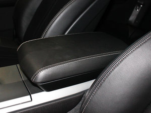 2012款3.6L  中央扶手箱