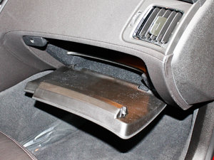 2012款3.6L  手套箱