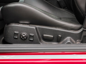 2013款6.2L V 主驾驶座椅调节