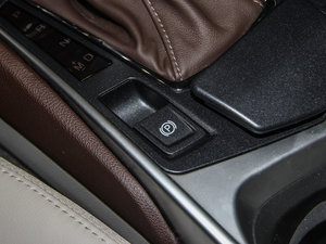 2015款3.0L 领先型 驻车制动器