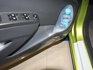 2011款1.0L SE AT 前门储物空间