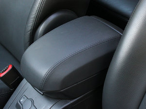 2010款3.2L 自动旗舰版 中央扶手箱