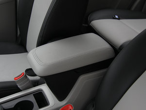 2011款2.4L 5座自动舒适版 中央扶手箱