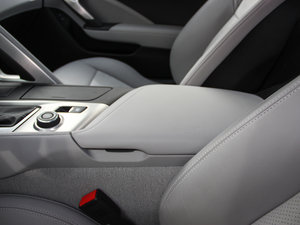 2014款C7 Stingray 中央扶手箱