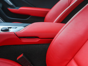 2014款C7 Stingray 中央扶手箱