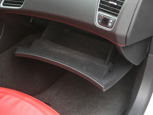 2014款C7 Stingray 手套箱