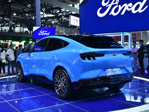 2020款长续航全驱版 Premium 左后45度
