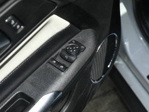 2022款2.3L EcoBoost 元光极昼限量版 主驾车窗控制区	