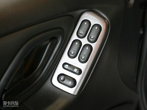 2010款2.3L 四驱版 主驾车窗控制区	