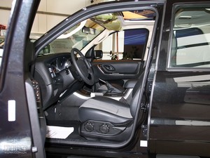 2010款2.3L 四驱版 前排空间