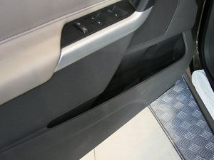 2011款3.5L 精锐天窗版 前门储物空间
