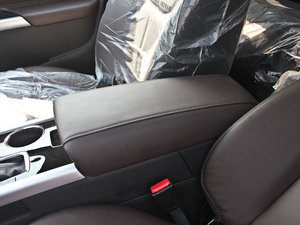 2012款2.0T 尊锐型 中央扶手箱