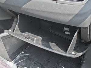 2012款2.0T 尊锐型 手套箱