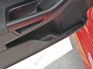 2013款1.6T 前门储物空间