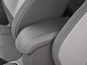 2013款1.6T 中央扶手箱