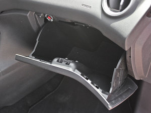 2013款1.6T 手套箱