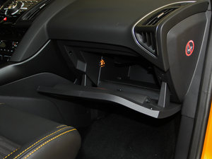 2013款2.0T 橙色版 手套箱