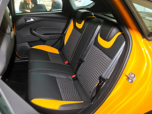 2013款2.0T 橙色版 后排座椅