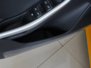 2013款2.0T 橙色版 前门储物空间