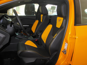 2013款2.0T 橙色版 前排空间