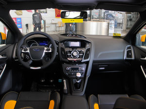 2013款2.0T 橙色版 内饰全景