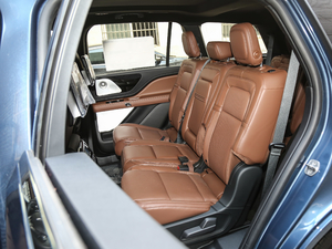 2020款3.0T V6 全驱高性能插电式混动版 后排座椅