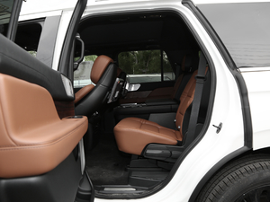 2020款3.5T MONO限量尊耀版 MONO WHITE 后排空间