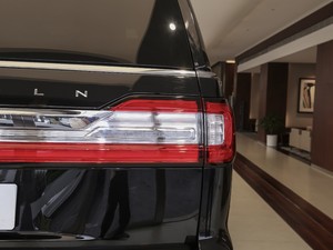 2020款3.5T 尊耀版 尾灯