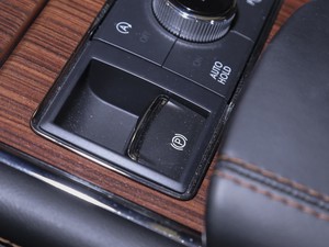 2020款3.5T 尊耀版 驻车制动器
