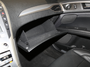 2020款2.0T MONO限量尊雅版 MONO BLACK  手套箱