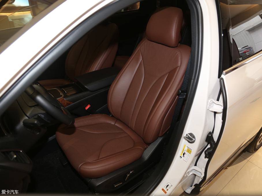 2019 (M) 2.0T Ű V