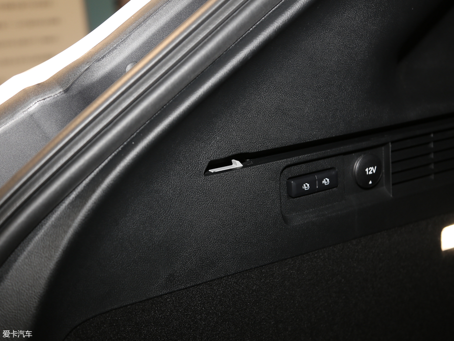 2019 (M) 2.0T Ű V