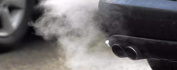 冬天汽车排气管冒白烟是怎么回事