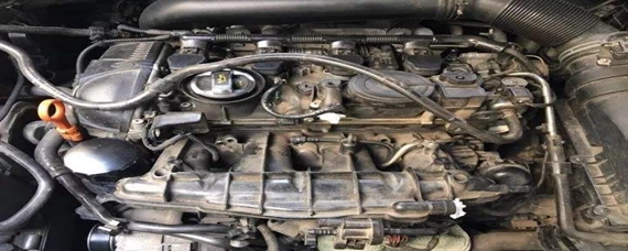 发动机表面有油污正常吗？