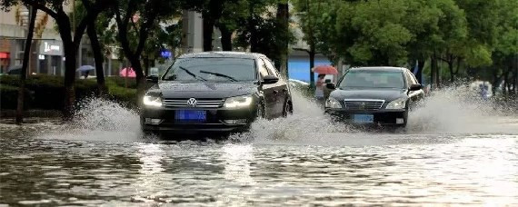 车辆涉水后，应保持低速行驶，怎样操作？