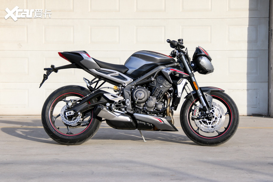 Street Triple RSΪ1405mmͬʱֱ׷Ƚխѡ䡢ڵϸ֮⣬ĸؽΪ166kgΪ˼ɵĲٿԡ