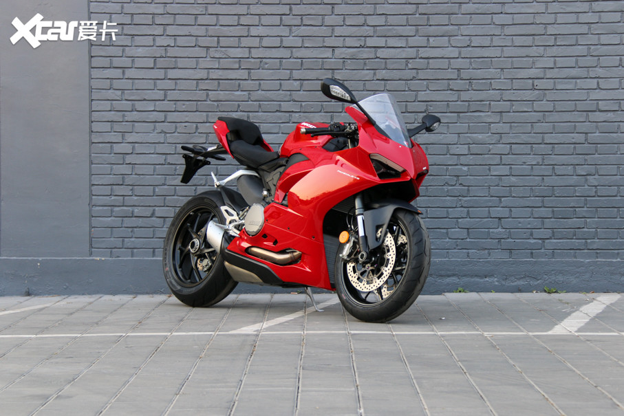 Panigale V2콢V4ͬƷֿV4Ƚȱ˳ͷĶûдõϿV4ĺѴһ۷ֱ졣Panigale 959V2ͷʹ˸͸δк͹