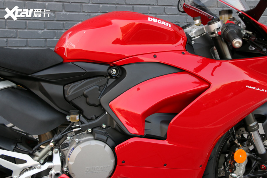 Ȼ۷õ£Panigle V2Ȼ959ϽܣҽΪṹһ֣֧áPanigale V2ؽΪ176kg߰˫ƣӪĳͬʱɢϵͳĹЧʡ