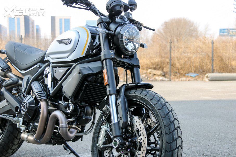 棬Scrambler 1100ʹƷMarzocchi45mmֱǰ棬800͵KYB 41mmǰһ